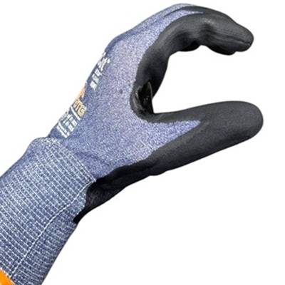 Preview: Anwendung der Touchscreen-Funktion mit dem ATG Handschuh an einem Tablet